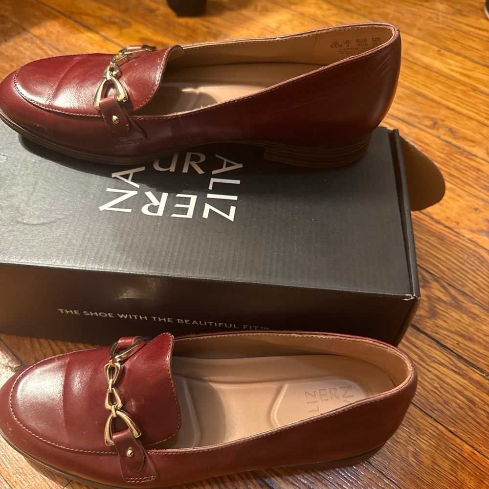 SOUL Naturalizer Burgundy Loafers with Gold Chain